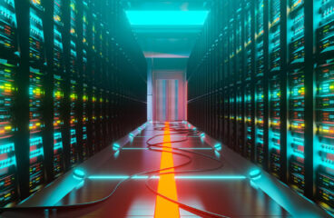 Ucrania en busca de refugio digital. Centro de datos con racks de servidores en una sala de pasillo. Foto: DCStudio (Freepik)