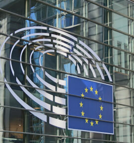El nuevo mecanismo de condicionalidad para la protección del presupuesto de la UE: ¿vía libre tras la sentencia? Detalle de la fachada del edificio "Paul Henri-Spaak" del Parlamento Europeo.