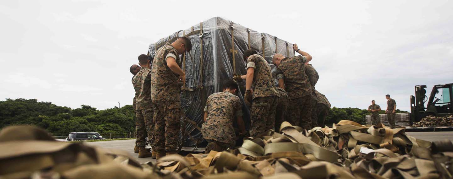 Marines de los EEUU preparan palés de chalecos antibalas, botiquines y otros equipos destinados a Ucrania