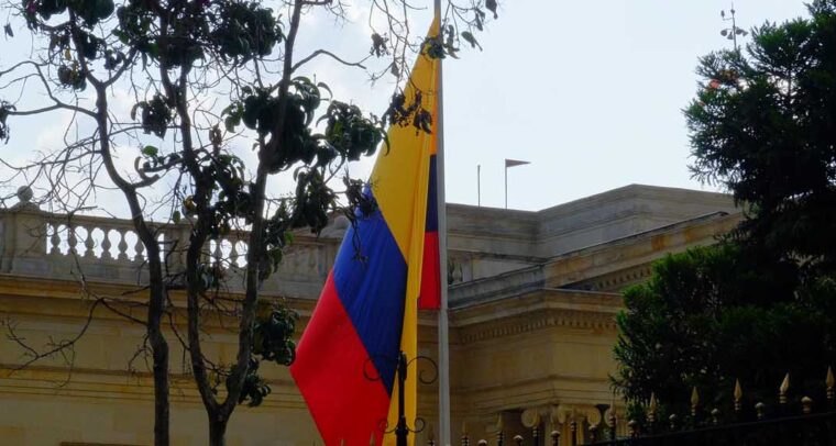 Elecciones decisivas en Colombia. Imagen de la bandera colombiana en un jardín en Bogotá