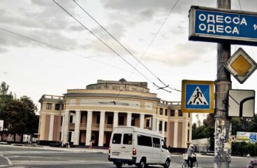 Teatro de Tiraspol (capital de Transnistria, Moldavia) y una señal que indica la dirección a Odessa (Ucrania). Foto: Marco Fieber (CC BY-NC-ND 2.0)
