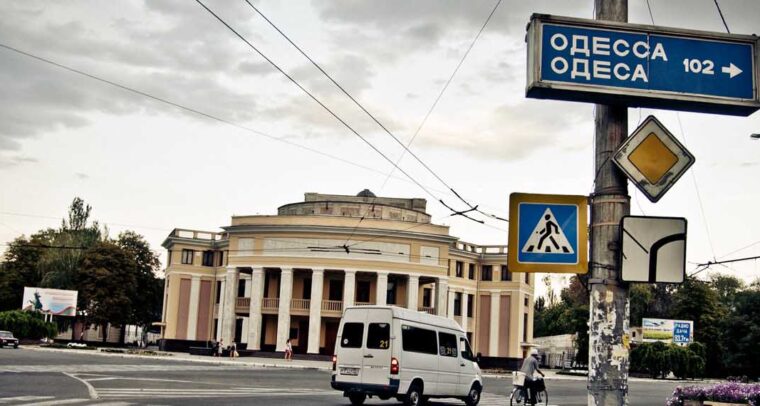 Teatro de Tiraspol (capital de Transnistria, Moldavia) y una señal que indica la dirección a Odessa (Ucrania). Foto: Marco Fieber (CC BY-NC-ND 2.0)