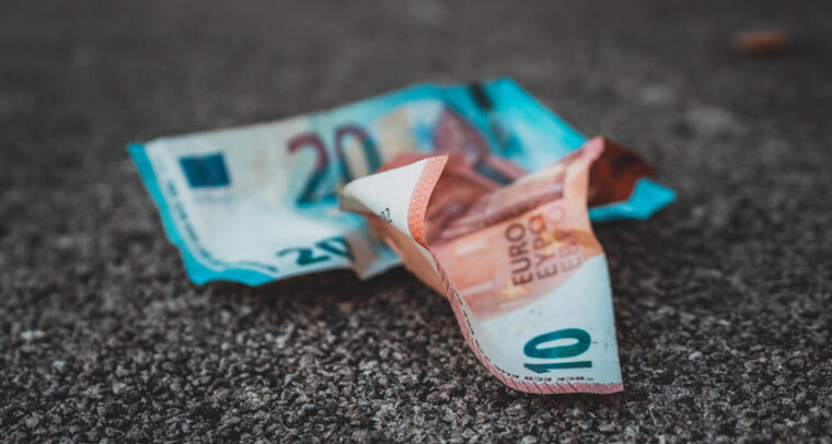Conversaciones Elcano. Desorden económico – 1x05. Billetes de 10 y 20 euros arrugados sobre una superficie de concreto. Foto: Sara Kurfeß (@stereophototyp)