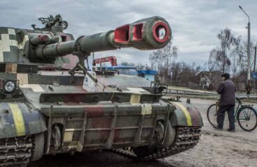 Un hombre pasea junto a un tanque de guerra en la ciudad de Chernihiv (Ucrania). Europa