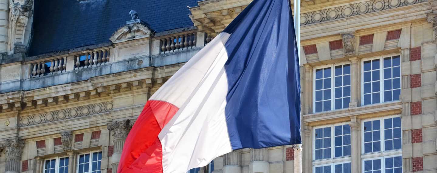 Competición tripolar en Francia. Bandera francesa en el Palacio de Versalles en París