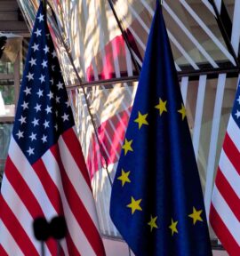 Banderas de la UE y Estados Unidos en la Cumbre UE-EEUU en Bruselas (2017).