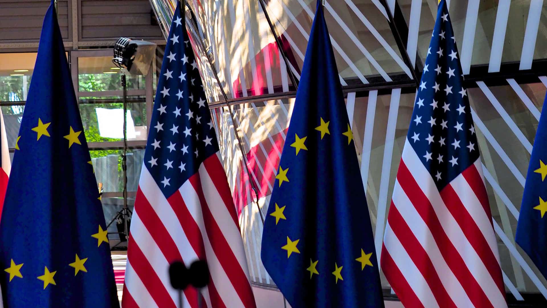 Banderas de la UE y Estados Unidos en la Cumbre UE-EEUU en Bruselas (2017).
