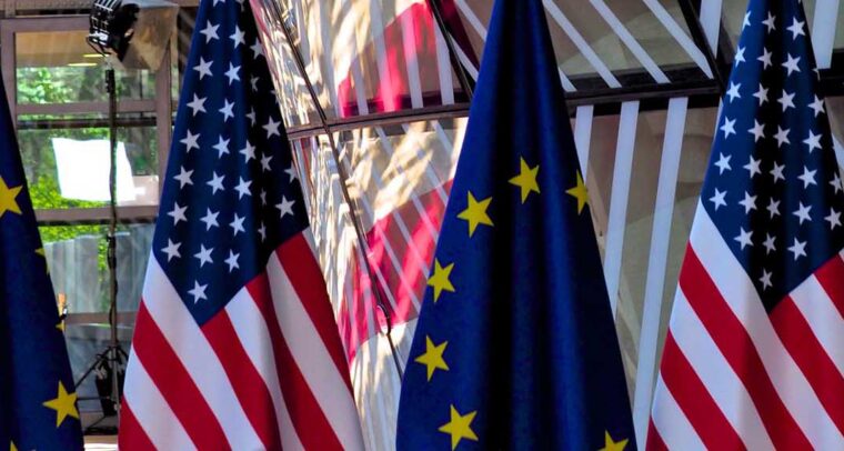 Relación transatlántica. Banderas de la UE y Estados Unidos en la Cumbre UE-EEUU en Bruselas (2017)
