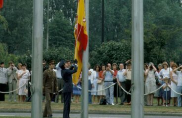 bandera española en el cuartel general de Evere (Bruselas) de la OTAN en 1982