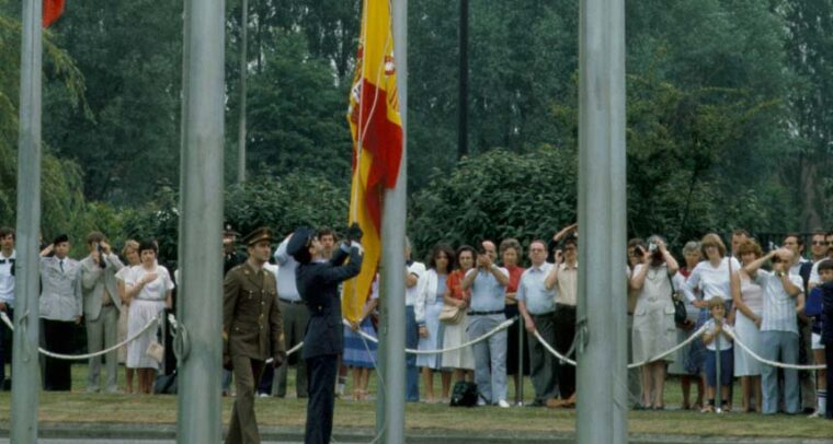 bandera española en el cuartel general de Evere (Bruselas) de la OTAN en 1982