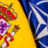 Detalle de las banderas de España y la OTAN.