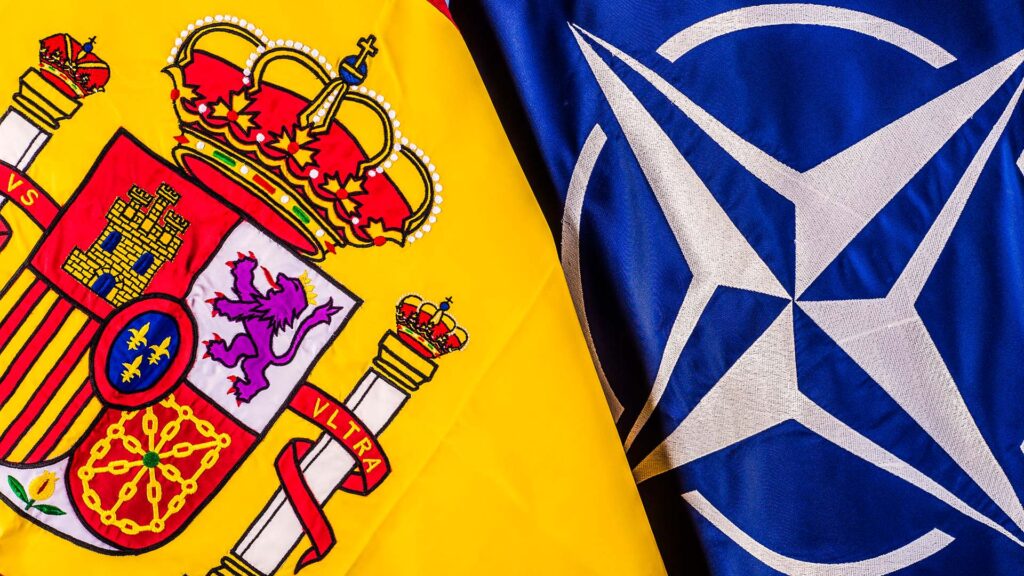 Detalle de las banderas de España y la OTAN.