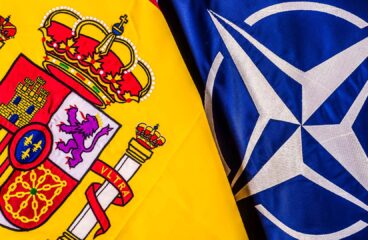 Detalle de las banderas de España y la OTAN.