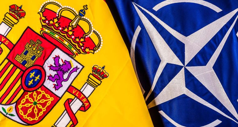 Detalle de las banderas de España y la OTAN.