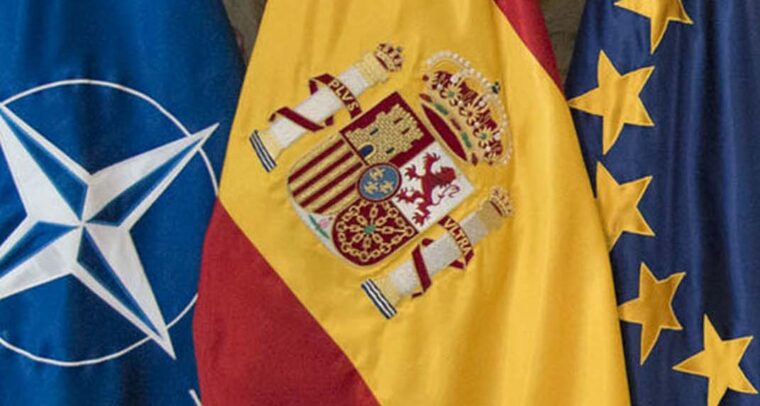 Banderas de la OTAN, España y la Unión Europea (imagen recortada)