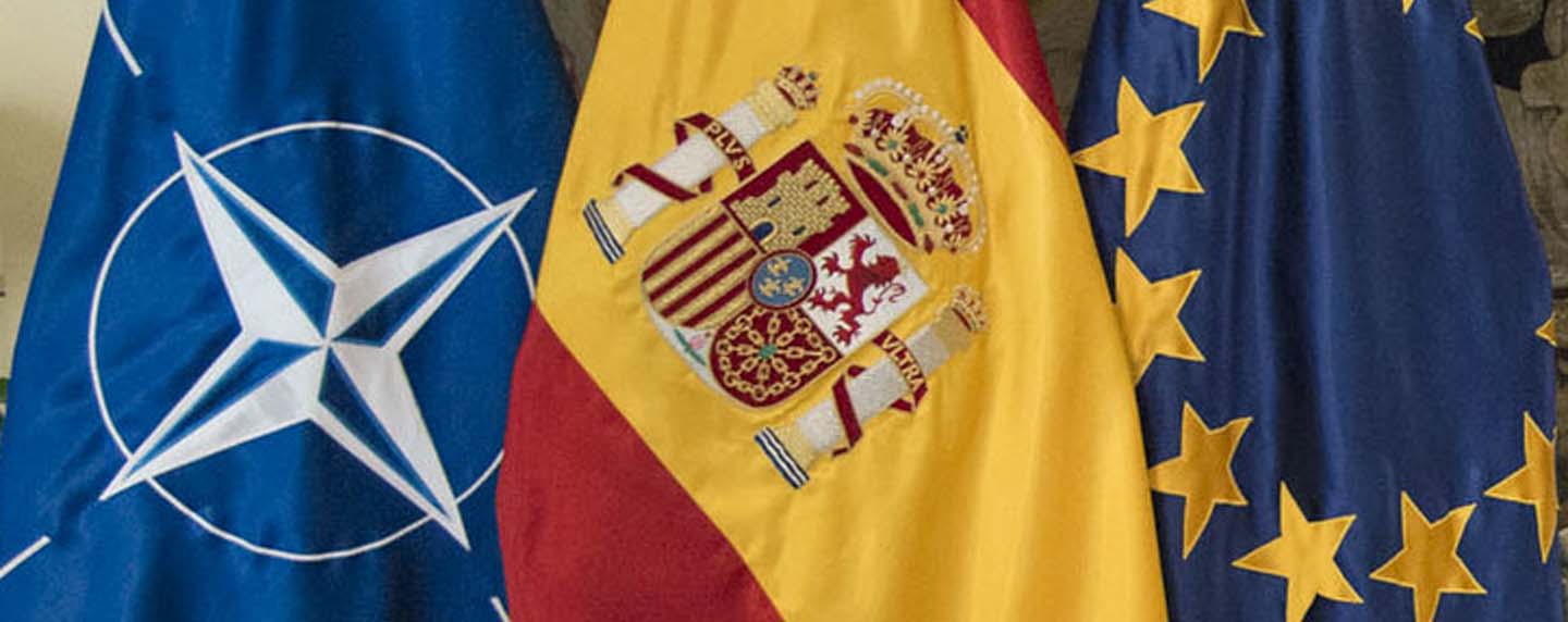 Banderas de la OTAN, España y la Unión Europea (imagen recortada)