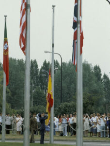 Izado de la bandera española en el cuartel general de Evere (Bruselas) de la OTAN en 1982