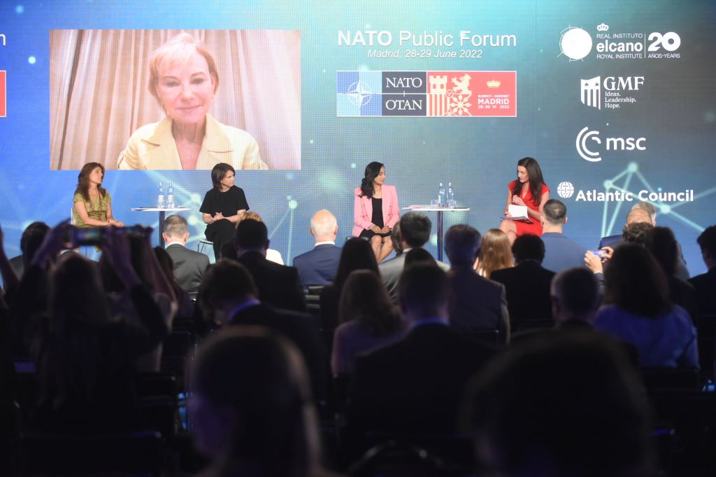 Sherri Goodman (on screen), Ángeles Moreno, Annalena Baerbock, Anita Anand and Hadley Gamble. 2022 NATO Public Forum