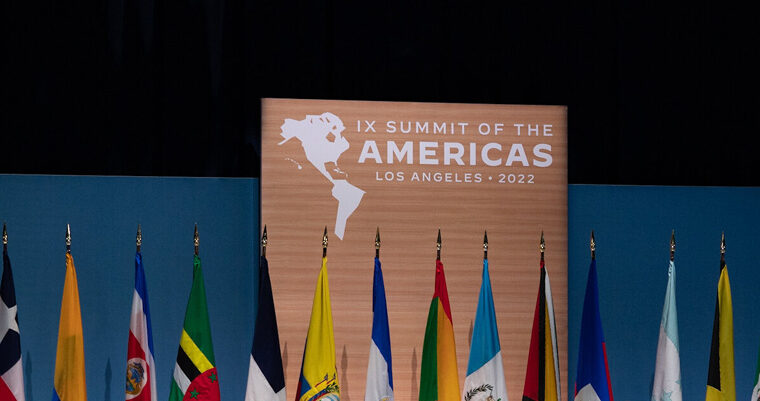 Imagen: Banderas en la IX Cumbre de las Américas 2022 (imagen recortada)