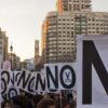 Carteles de “no a los recortes” en una manifestación contra las medidas de austeridad en Valencia, España (2012)