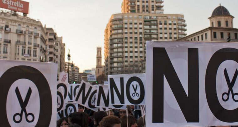 Carteles de “no a los recortes” en una manifestación contra las medidas de austeridad en Valencia, España (2012)