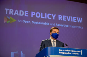 Valdis Dombrovskis, Comisario de Comercio y vicepresidente de la Comisión Europea, durante la rueda de prensa de presentación de la nueva política comercial (2021)
