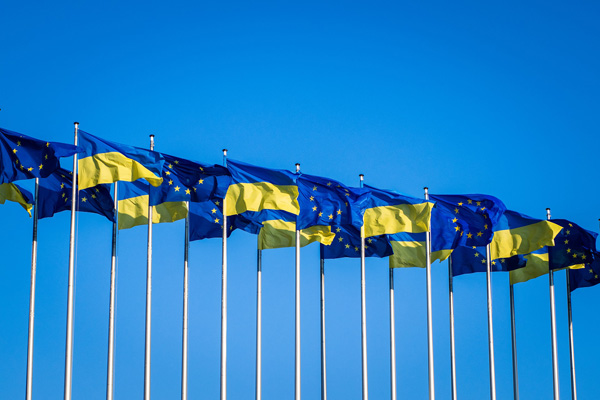 Banderas de Ucrania y la Unión Europea