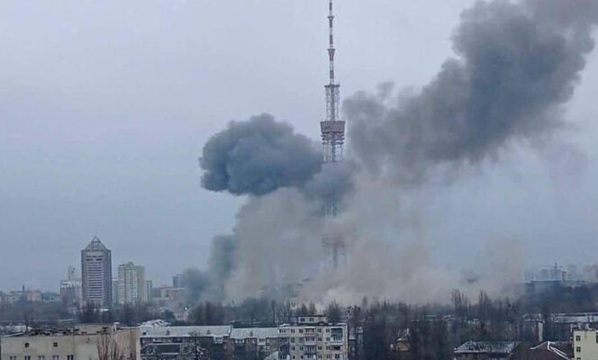 Bombardeo de las antenas de telecomunicaciones en Kyiv durante la guerra en Ucrania (3/3/2022)