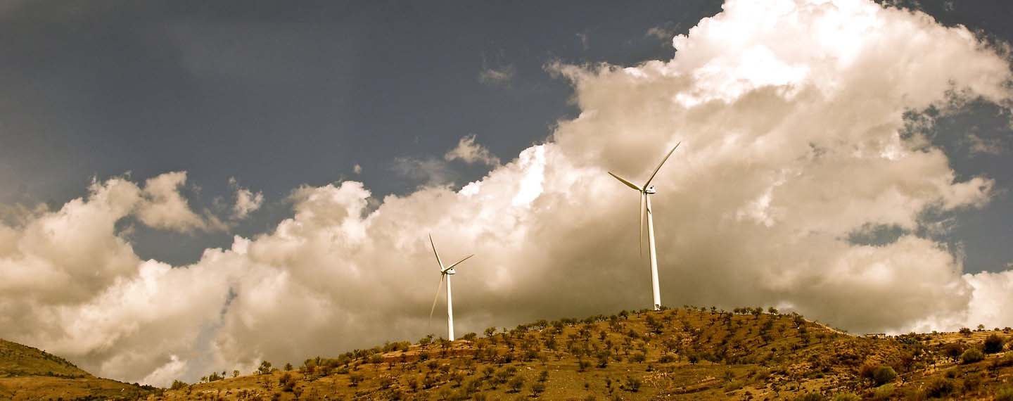 Ambición climática. Aerogeneradores en unas colinas en Vélez-Málaga, España