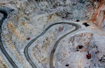 Excavación en una mina de tierras y minerales raros en Xinjiang, China