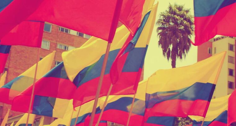 Elecciones en Colombia. Imagen de múltiples banderas del país en la calle