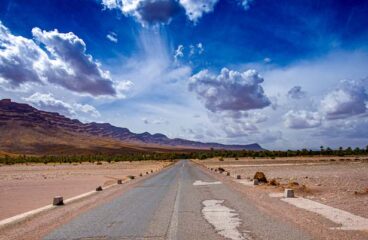 Carretera N12 cerca de la ciudad de El Mhamid en Marruecos en la frontera del desierto del Sahara. Magreb
