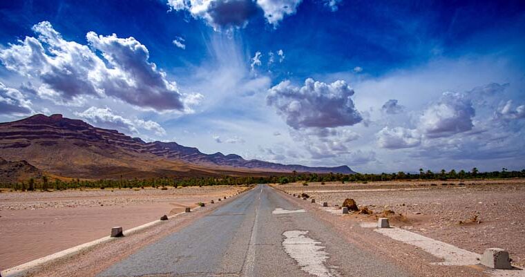 Carretera N12 cerca de la ciudad de El Mhamid en Marruecos en la frontera del desierto del Sahara. Magreb