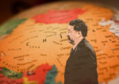 Desacoplamiento. Figura de Xi Jingping con un mapa de China al fondo