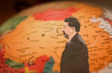 Desacoplamiento. Figura de Xi Jingping con un mapa de China al fondo