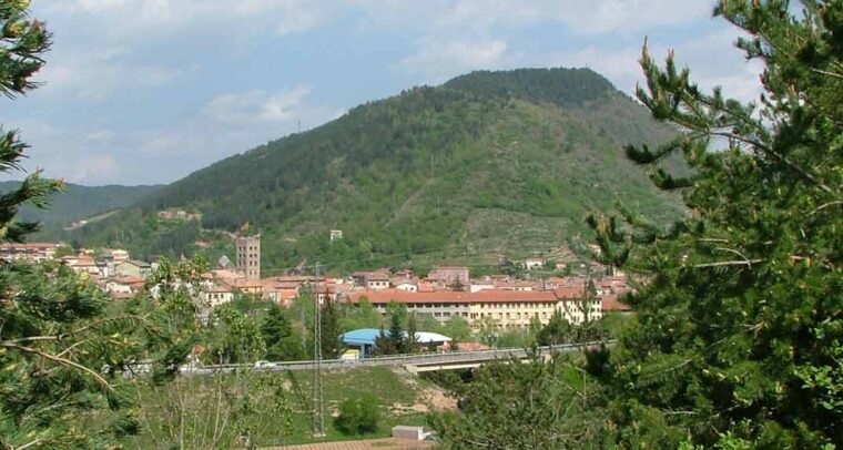 Vistas de la localidad de Ripoll, capital de la comarca del Ripollés en Girona (Cataluña), situada en la confluencia de los ríos Ter y de su afluente Freser