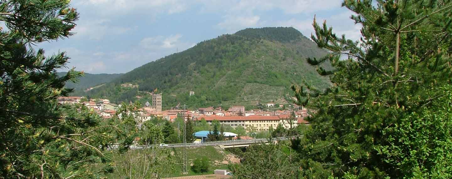 Vistas de la localidad de Ripoll, capital de la comarca del Ripollés en Girona (Cataluña), situada en la confluencia de los ríos Ter y de su afluente Freser