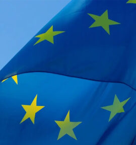 Bandera de la Unión Europea (UE) ondeando en un mástil