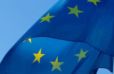 Bandera de la Unión Europea (UE) ondeando en un mástil