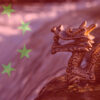 Seguridad de Asia-Pacífico. Estatuilla de un dragón en un río con la bandera de China