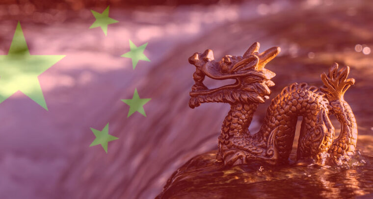 Seguridad de Asia-Pacífico. Estatuilla de un dragón en un río con la bandera de China