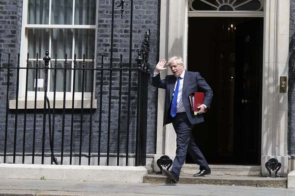 Dimisión. Boris Johnson saluda al salir del número 10 de Downing Street.