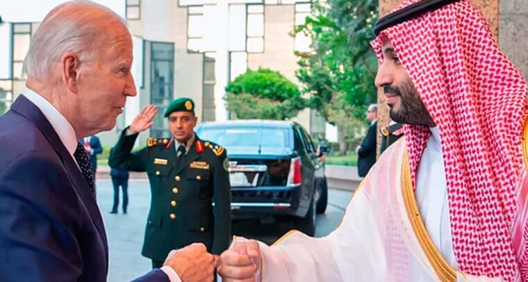 Joe Biden en su gira a Oriente Medio saluda a Mohamed bin Salmán en el Palacio Al-Salam (Arabia Saudí)