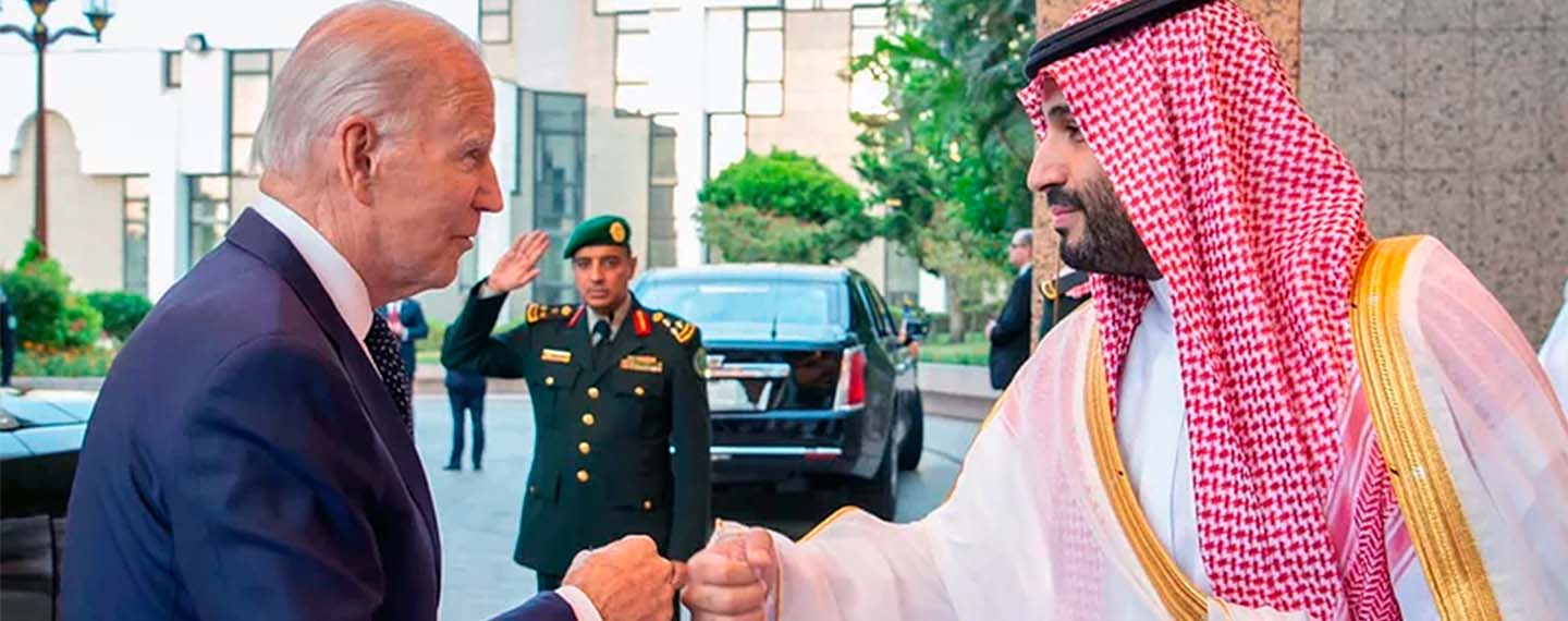 Joe Biden en su gira a Oriente Medio saluda a Mohamed bin Salmán en el Palacio Al-Salam (Arabia Saudí)