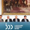 Participantes en la presentación del libro “España y Portugal en la globalización. 500 años de la primera circunnavegación” en el salón del Almirante del Real Alcázar en Sevilla