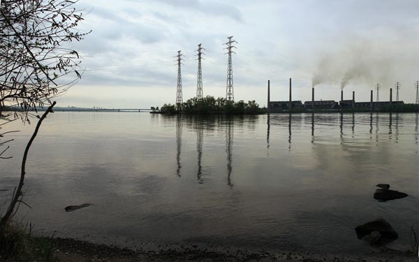 Central eléctrica cerca de la ciudad de Dnipropetrovs’k (Ucrania) a orillas del río Dnipro