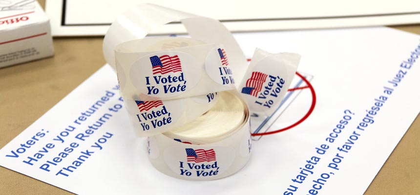 Pegatinas "I voted" en inglés y español para las elecciones en Estados Unidos, noviembre de 2014