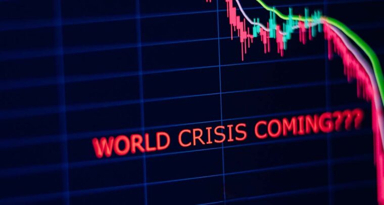 Economía mundial. Imagen de crisis económica con un gráfico de caída y las palabras “world crisis coming?” en inglés