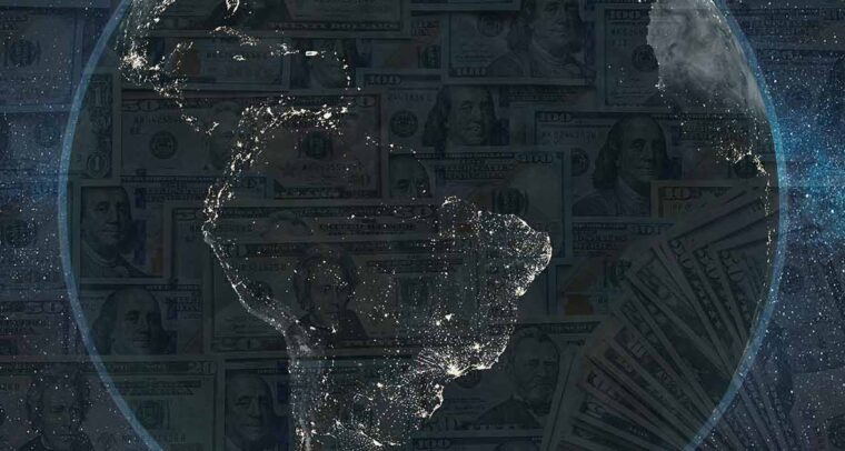 Implicaciones geopolíticas en la elección del BID. Vista espacial de Latinoamérica sobre fondo con dólares americanos