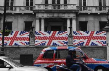 Banderas del Reino Unido en una calle de Londres